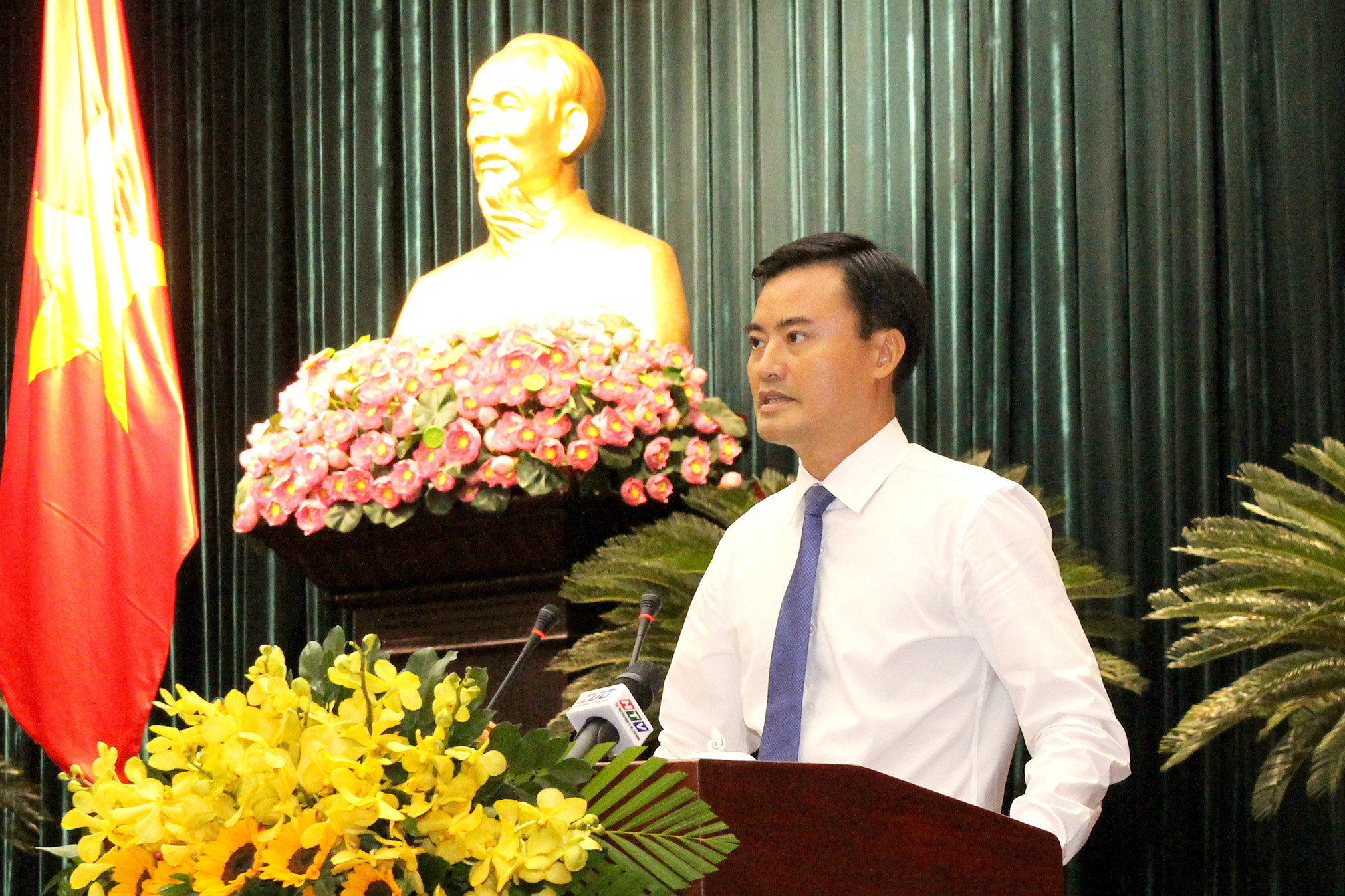 Đồng chí Bùi Xuân Cường trình phát biểu sau khi được bầu làm Phó Chủ tịch UBND TP. Hồ Chí Minh (Ảnh: H.Hào)